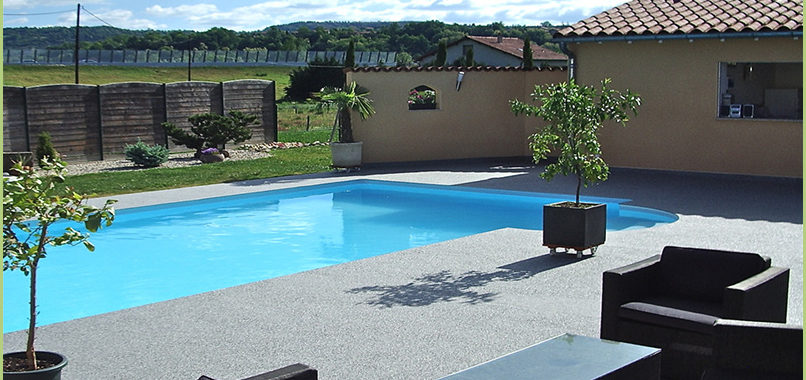 Abord de piscine en agregats de marbre (Geneve)