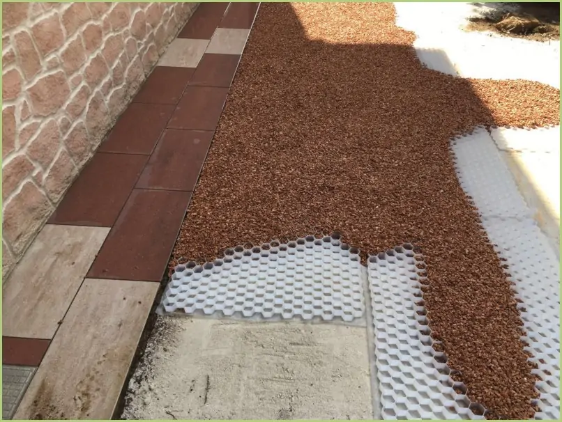 Pose et étalage du gravier en même temps