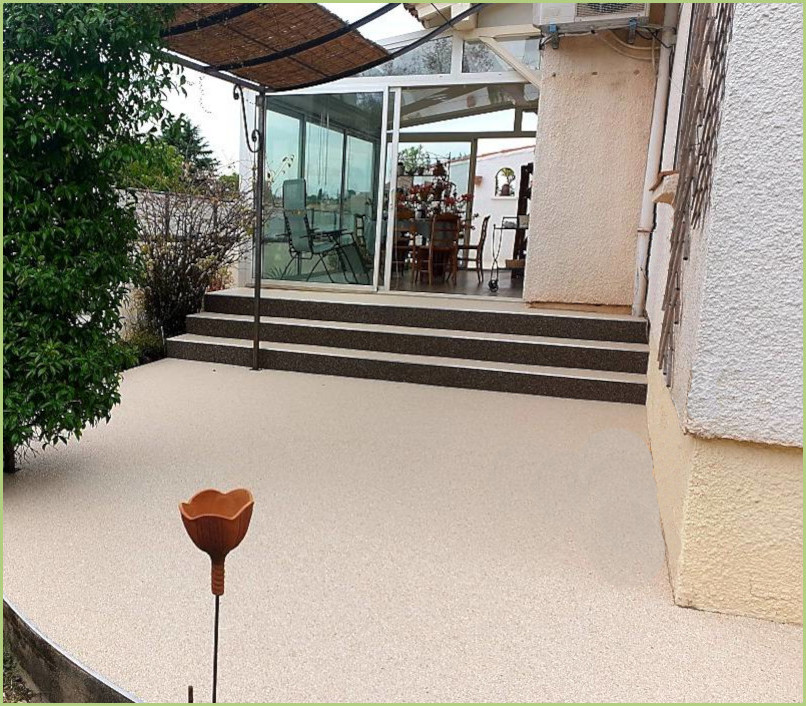 Une entrée de maison après intervention