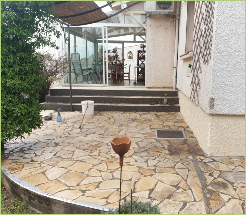 Une entrée de maison avant intervention